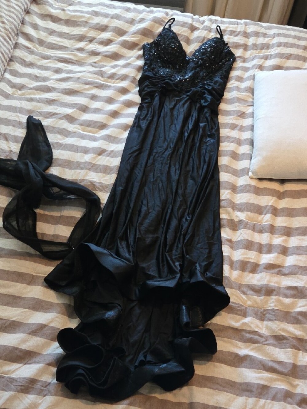 Elegant Black Sequin Evening Dress - Picture 3 of 15